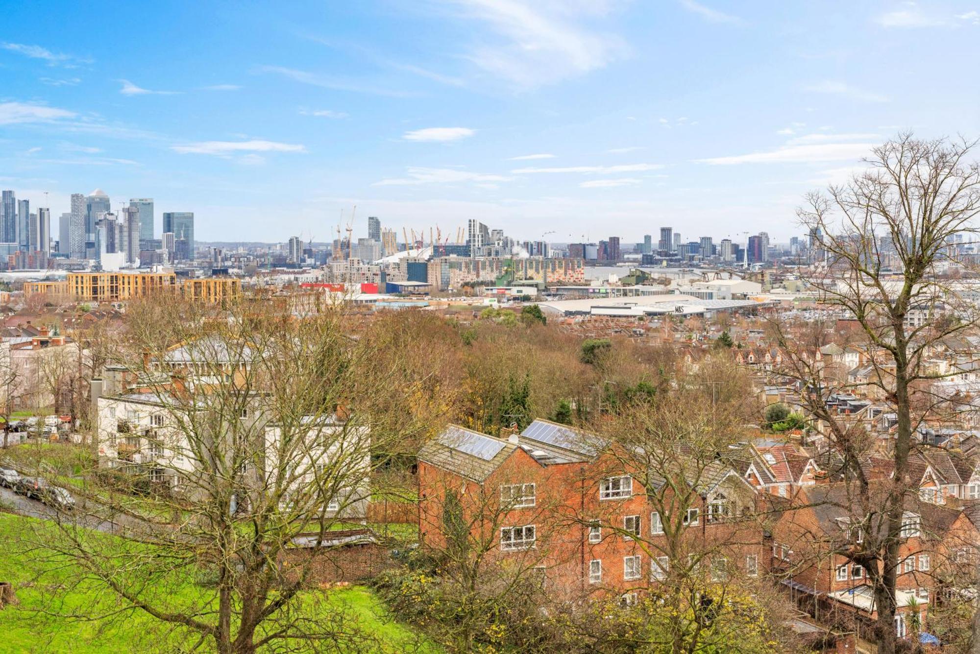 Relax, Play And Work In Apartment London