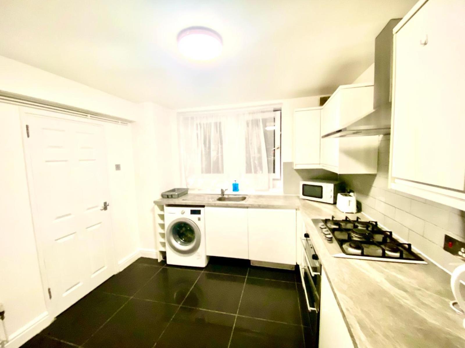 Comfy Two Bedroom Edgeware Road In London