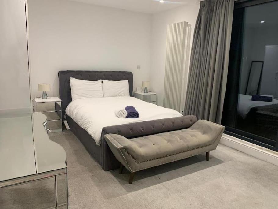 Modern Large 2 Bed Near Station Appartement *
