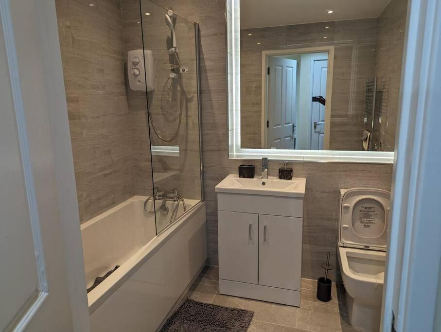Newly Launched Two Bedroom House By Den Short Lets & Serviced With Garden Hébergement de vacances Londres
