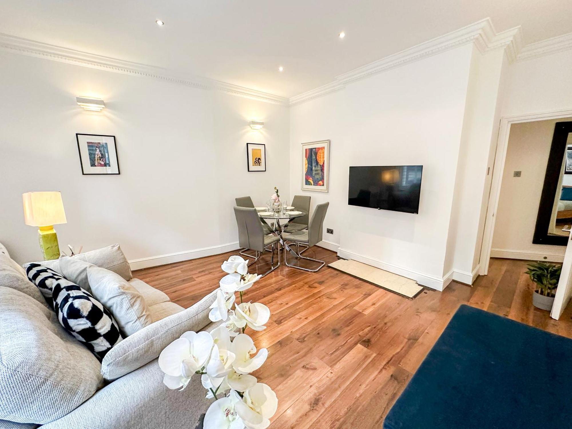 Alluring 2-bed, 2-bath Flat On High Street Kensington, Near Kensington Palace Londres