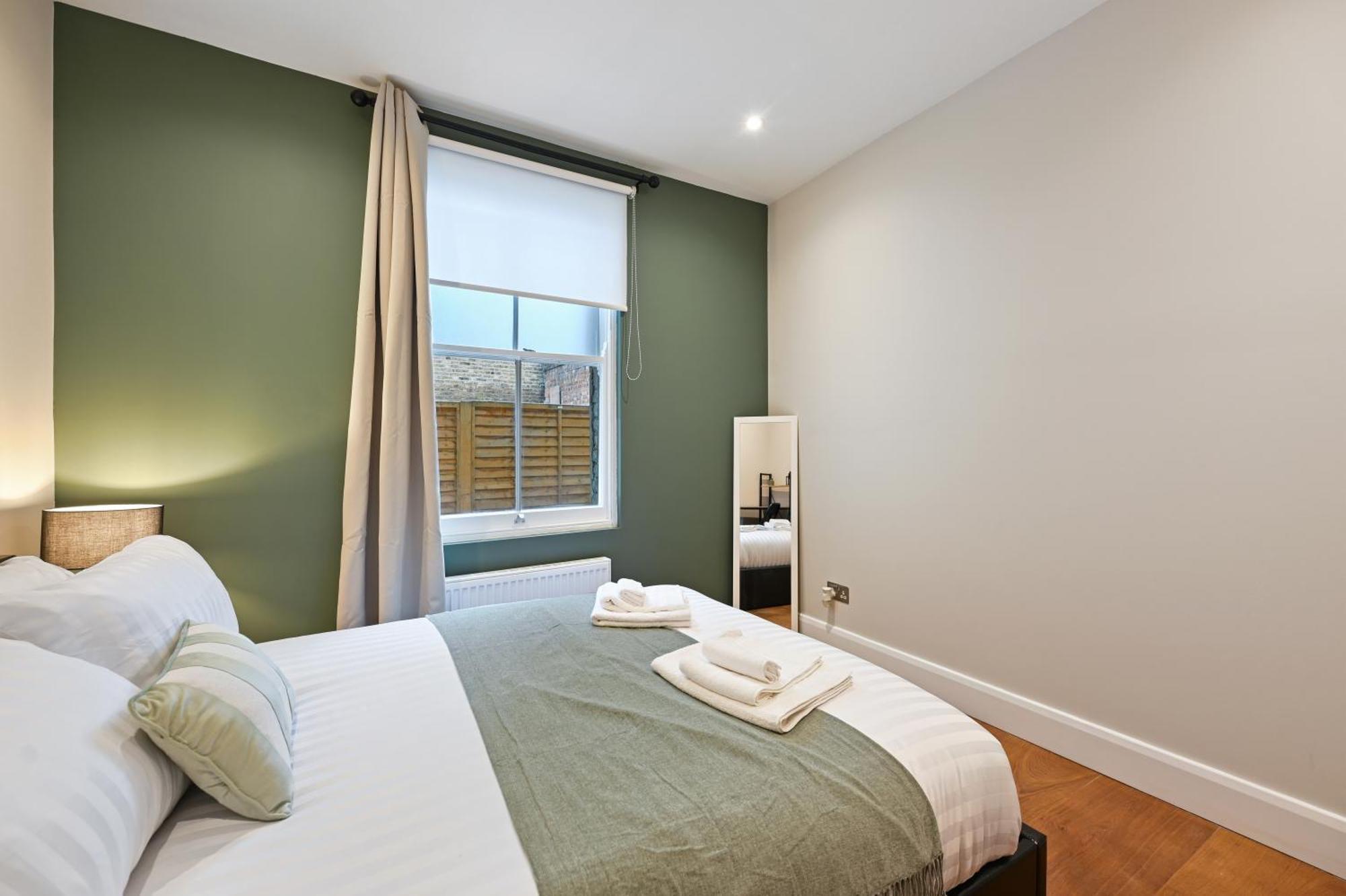 Stunning 2 Bed Basement Flat In Hammersmith Apartment