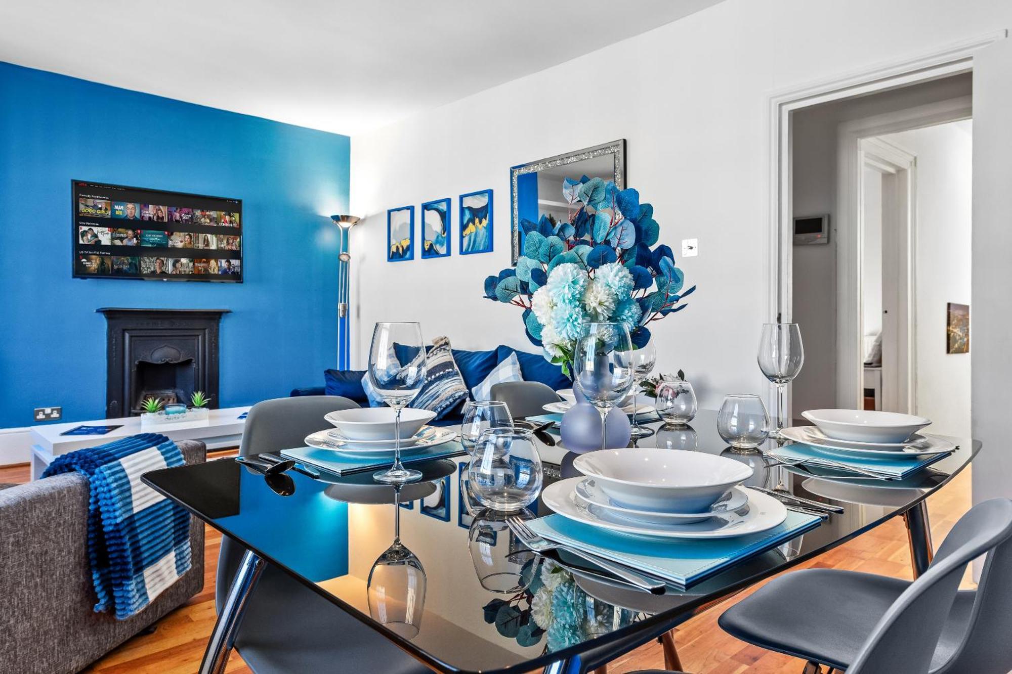 Balcony Blue Theme 1 Bedroom Luxury Flat Near Hyde Park! Accommodates Up To 6! Double Sofa Bed And Next To Station! Apartamento Londres