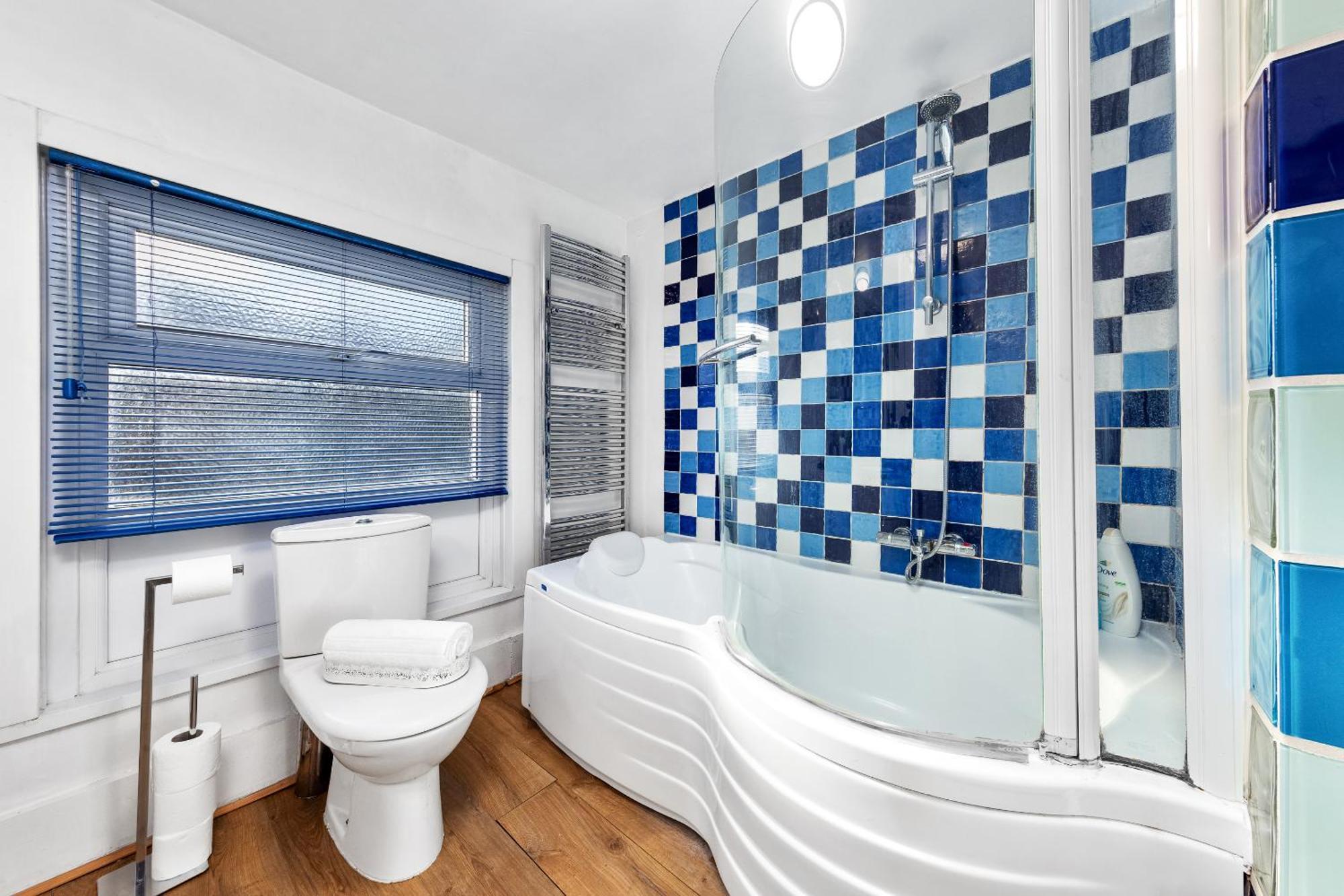 Balcony Blue Theme 1 Bedroom Luxury Flat Near Hyde Park! Accommodates Up To 6! Double Sofa Bed And Next To Station! Apartamento