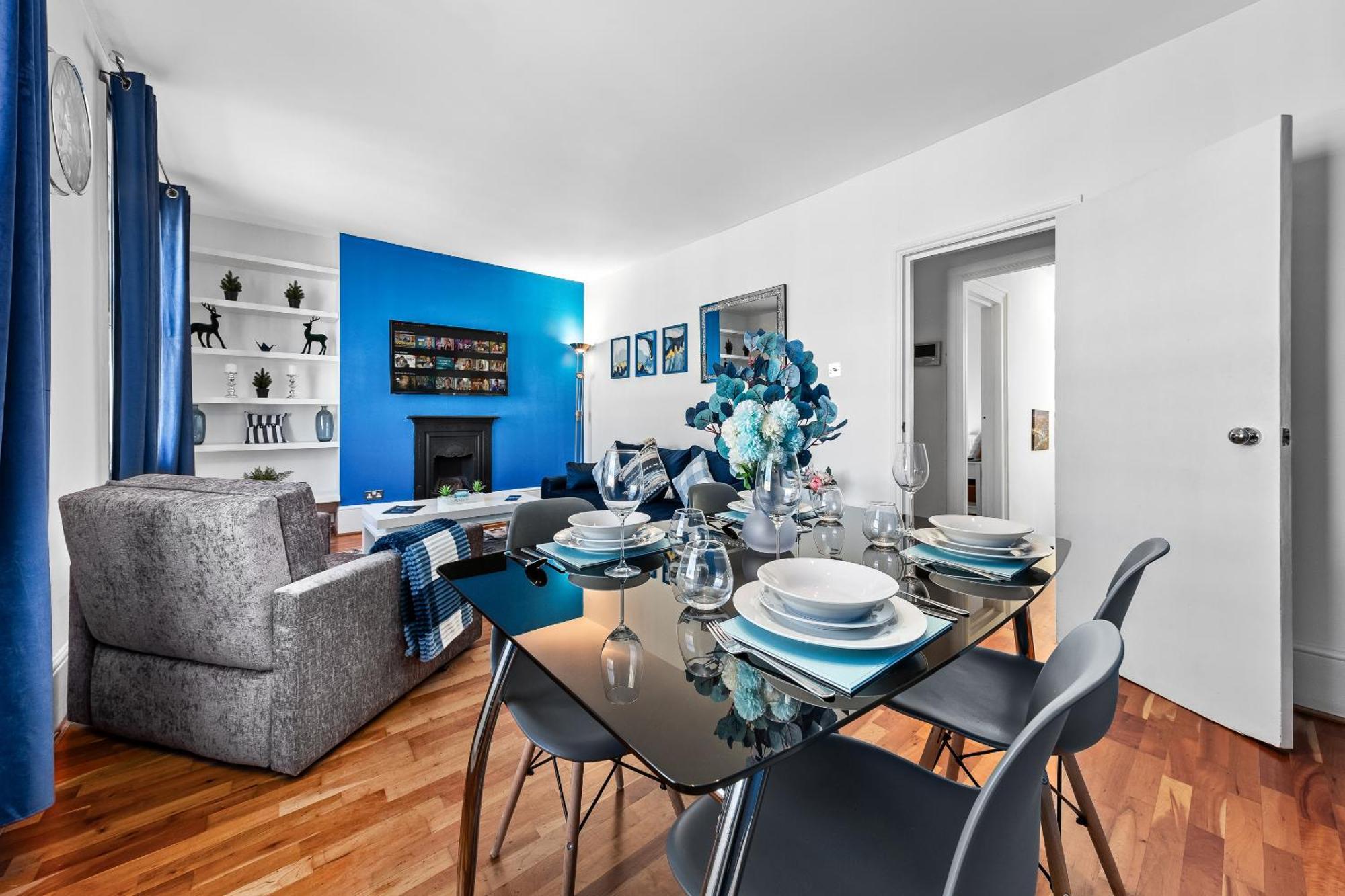 Apartamento Balcony Blue Theme 1 Bedroom Luxury Flat Near Hyde Park! Accommodates Up To 6! Double Sofa Bed And Next To Station!