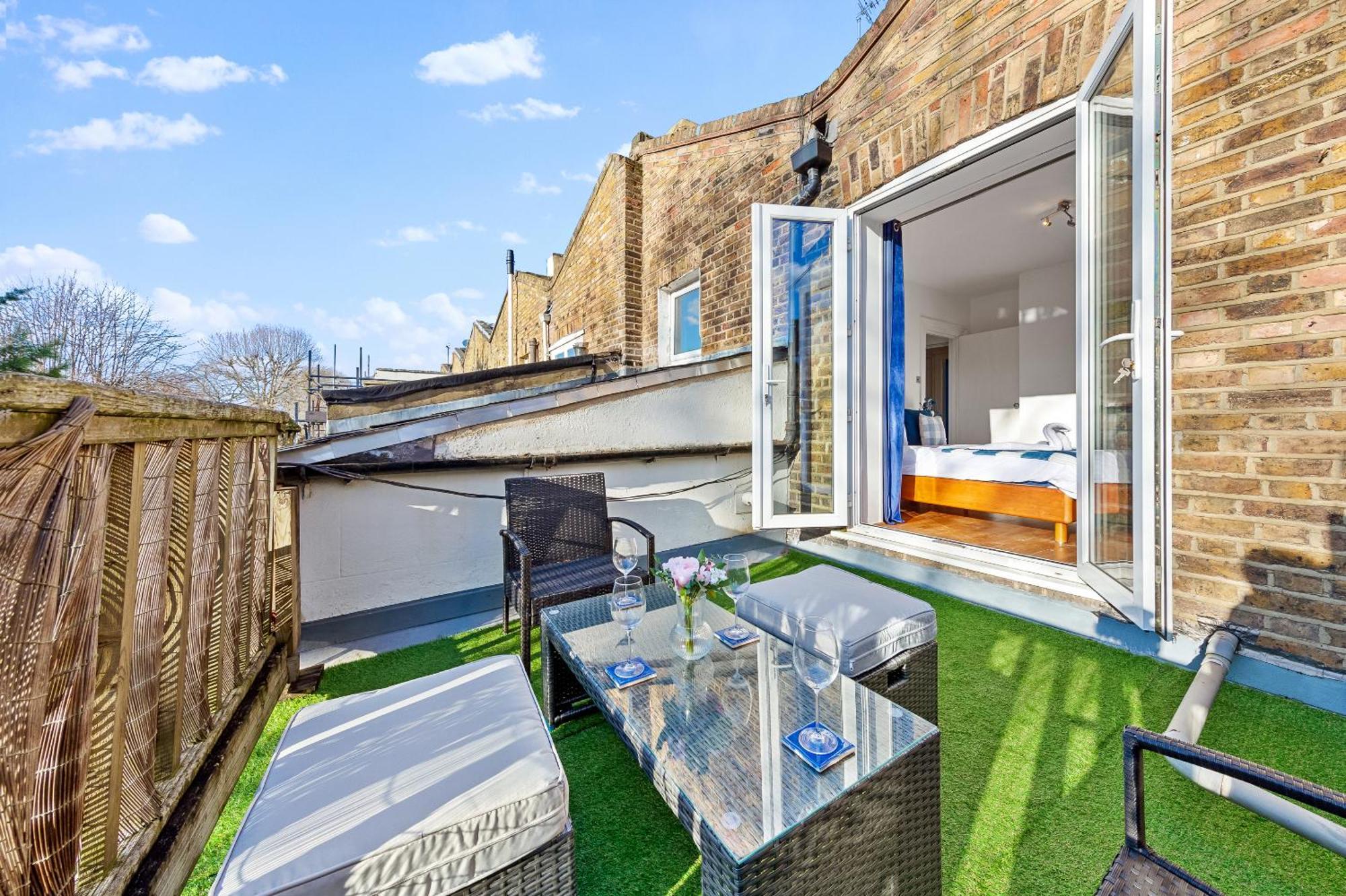 Balcony Blue Theme 1 Bedroom Luxury Flat Near Hyde Park! Accommodates Up To 6! Double Sofa Bed And Next To Station! * Londres