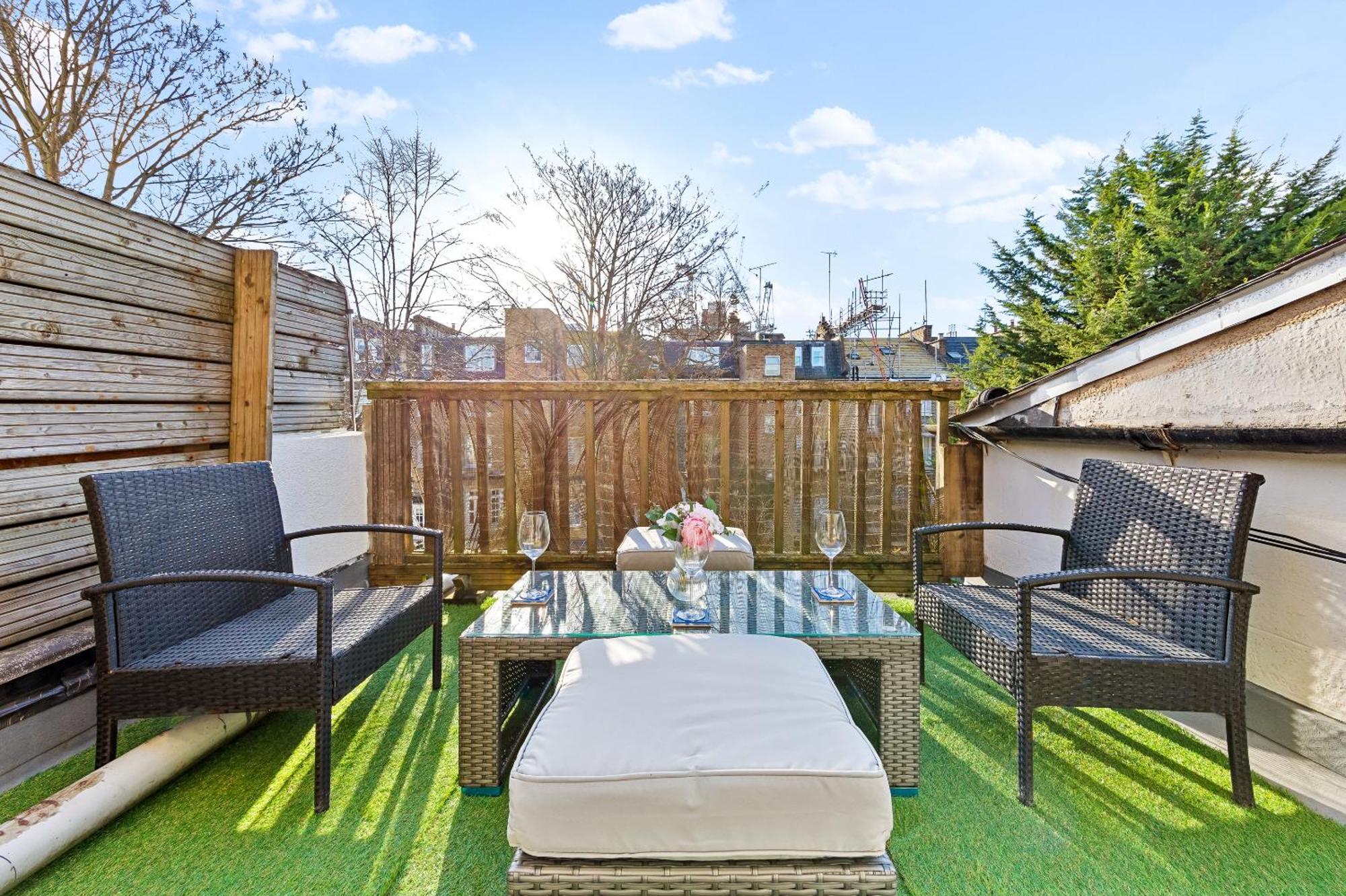 Balcony Blue Theme 1 Bedroom Luxury Flat Near Hyde Park! Accommodates Up To 6! Double Sofa Bed And Next To Station! * Londres