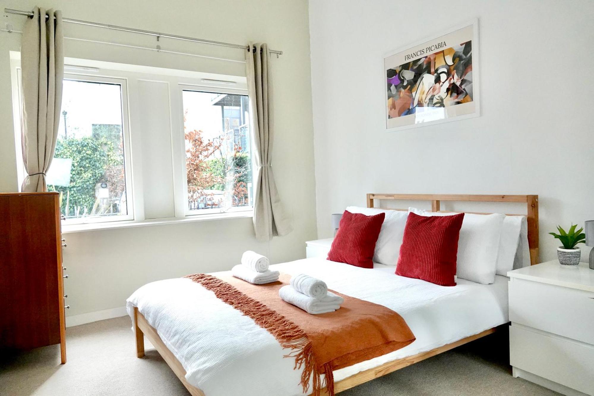 Luxury, Spacious 2 Bed Flat In *
