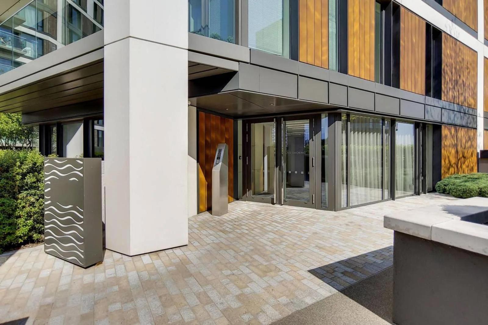 Luxury 1 Bed With Balcony Appartement *