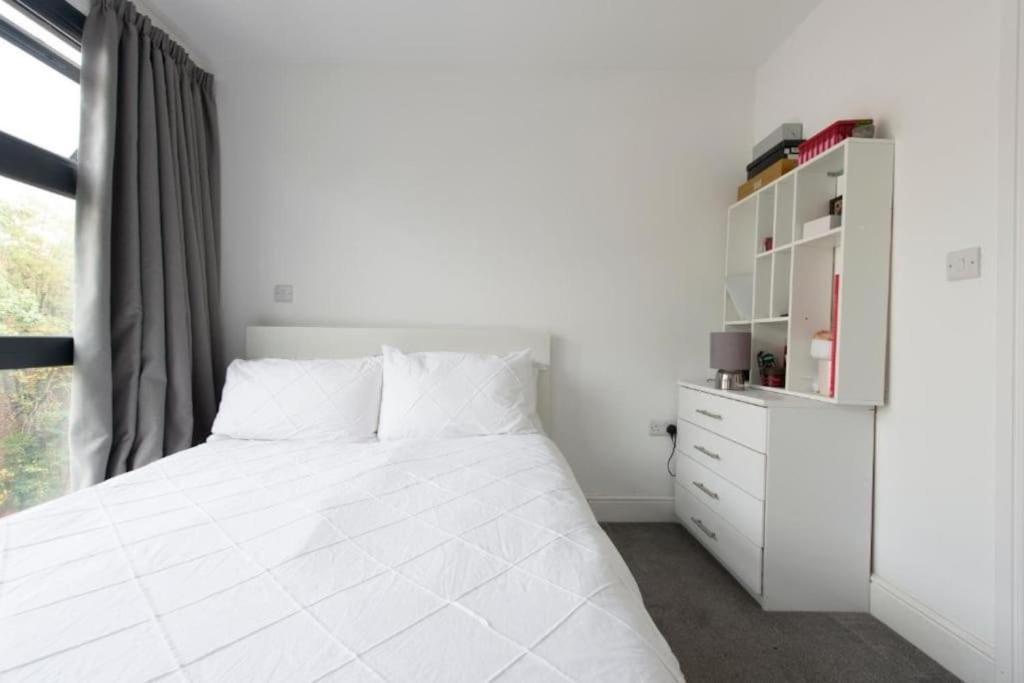 Appartement Modern Large 2 Bed Near Station Londen