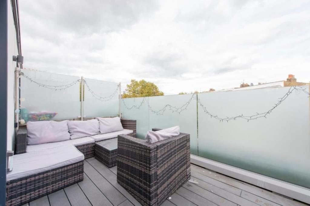 Modern Large 2 Bed Near Station Appartement Londen