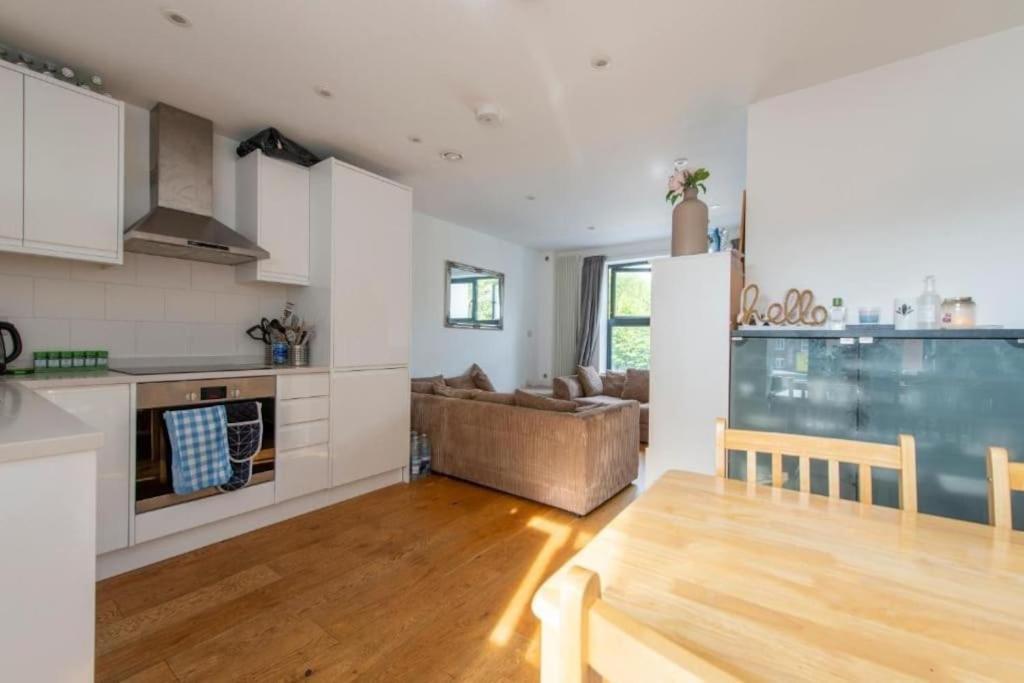 Modern Large 2 Bed Near Station Appartement Londen