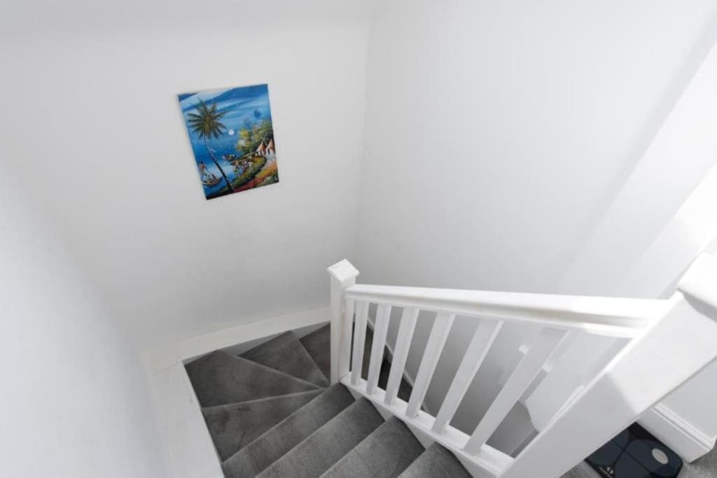 Modern Large 2 Bed Near Station Appartement *