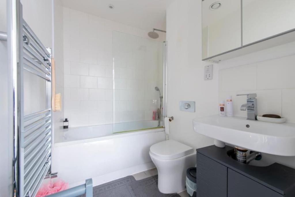 Modern Large 2 Bed Near Station * Londen