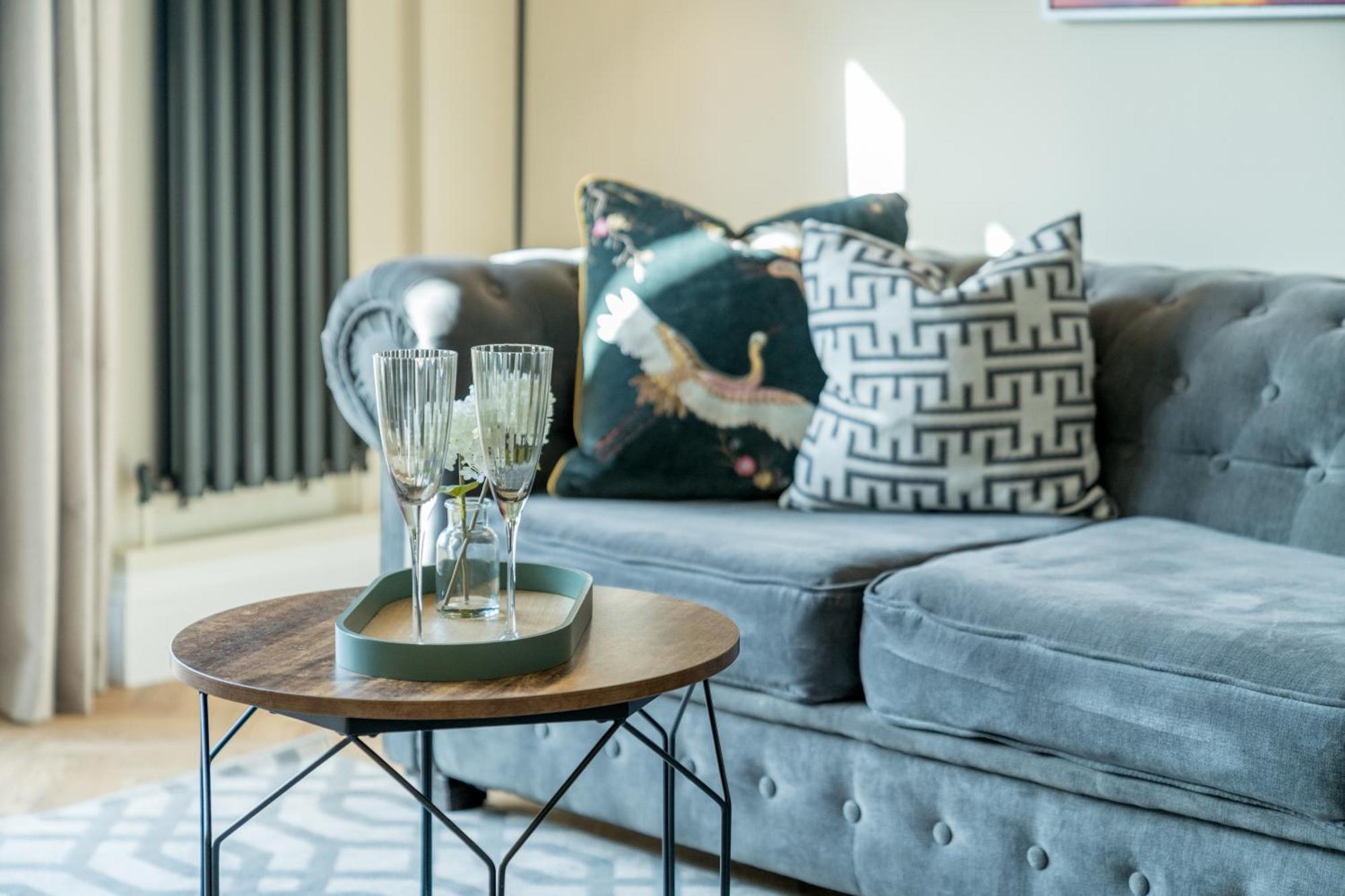 5 Star - Stylish 2 Bed In -excel, Airport Holiday home London