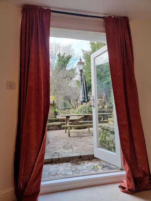Entire Ground Floor Flat, Free Off-street Parking And Large Garden Apartamento Londres