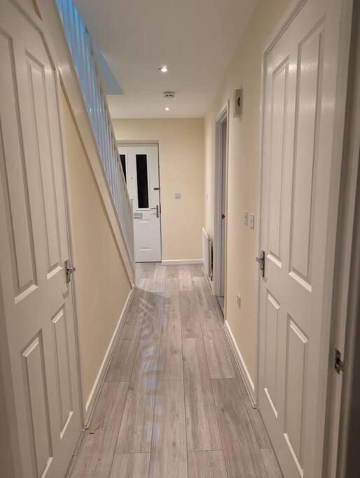 Newly Launched Two Bedroom House By Den Short Lets & Serviced With Garden Londres