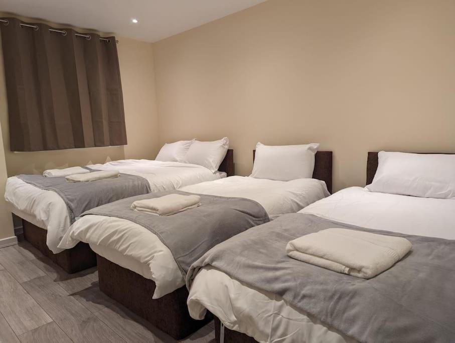 Newly Launched Two Bedroom House By Den Short Lets & Serviced With Garden Londres