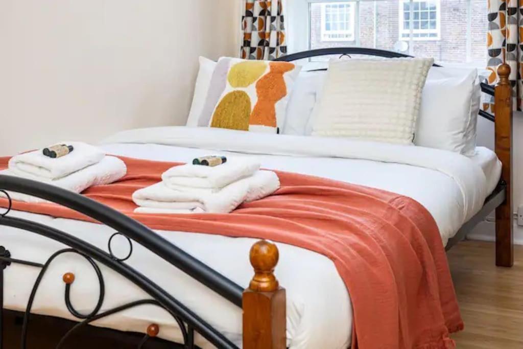 Tranquil 1br In South Bank With Onsite Parking Londres