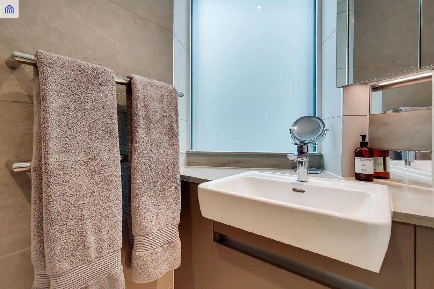 Luxury 1 Bed With Balcony Appartement *