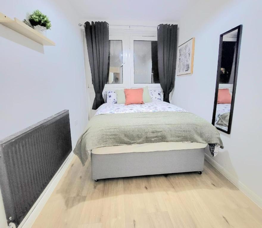 Three Bed Flat In Mile End * Londres