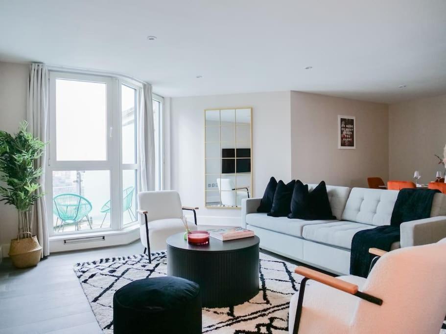 Stunning Riverside * London