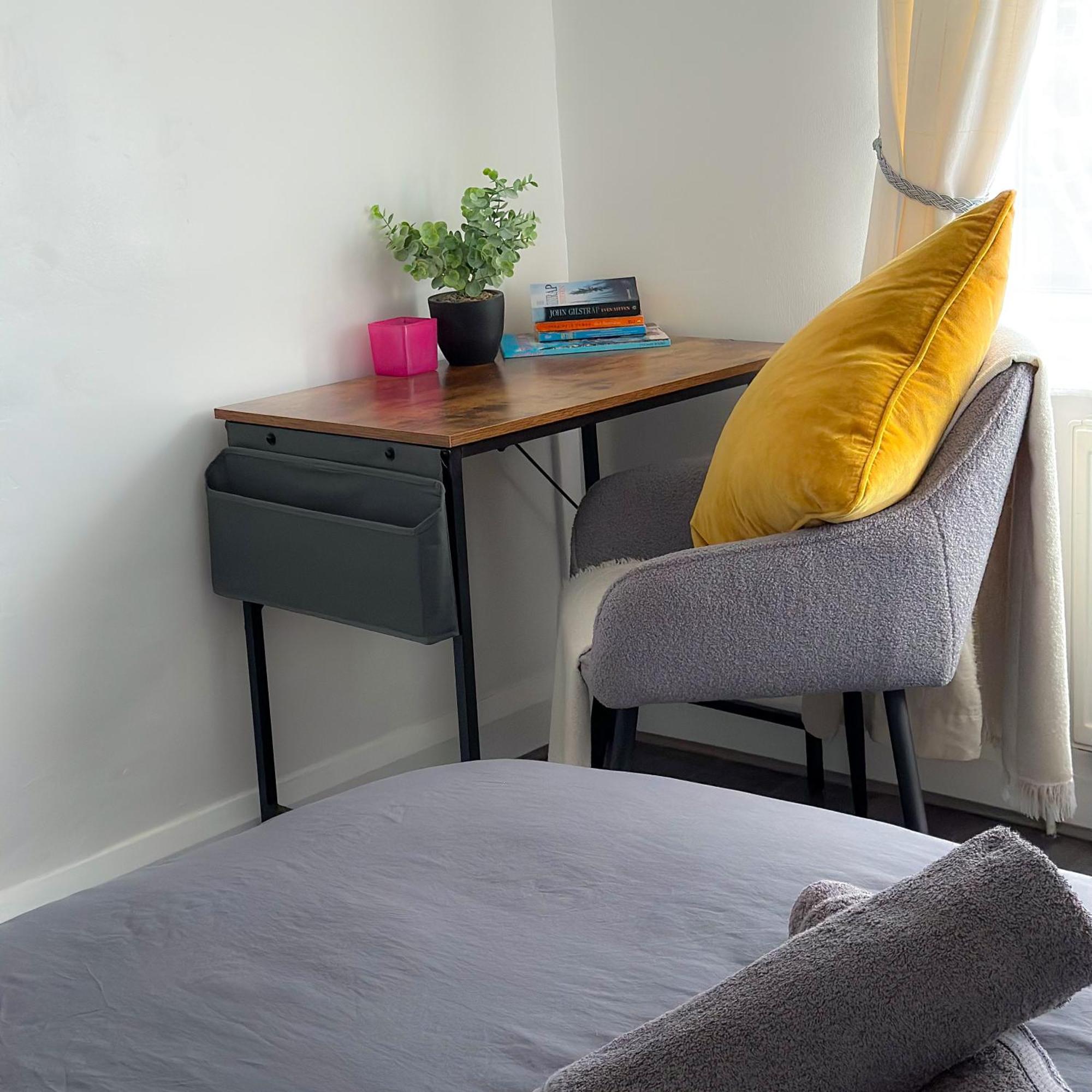 Modern Four Bedroom Semi-detached House With Off Street Parking 8 Min Drive To Wembley Stadium, 5 Miles To Londres