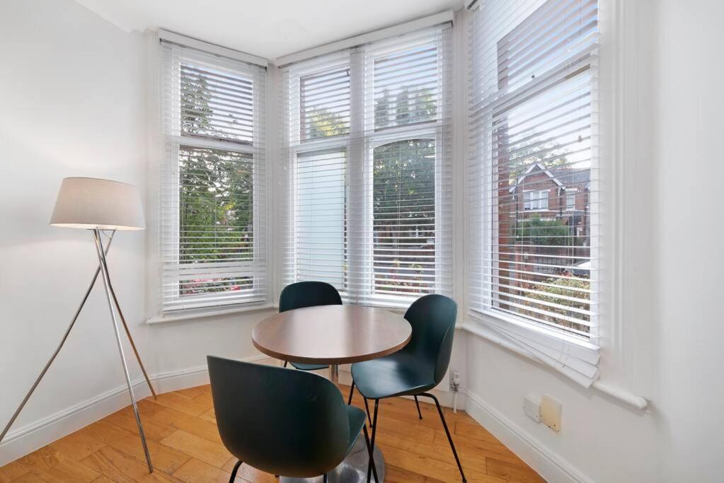 Large 2 Bed Acton Park Chiswick Appartement Londres