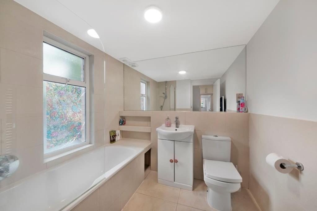 Large 2 Bed Acton Park Chiswick Appartement