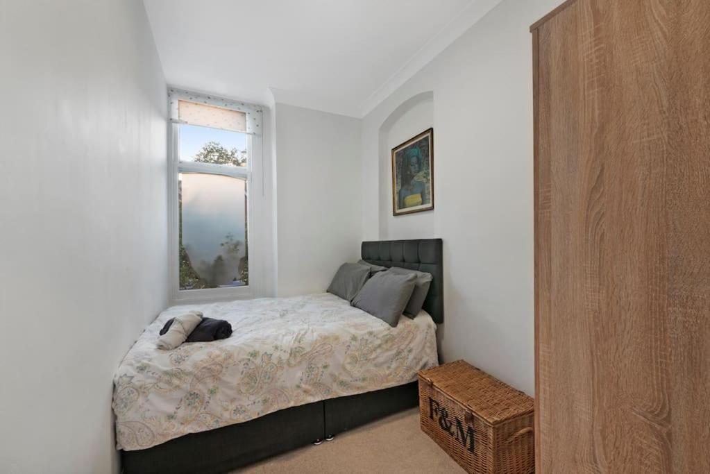 Large 2 Bed Acton Park Chiswick Appartement