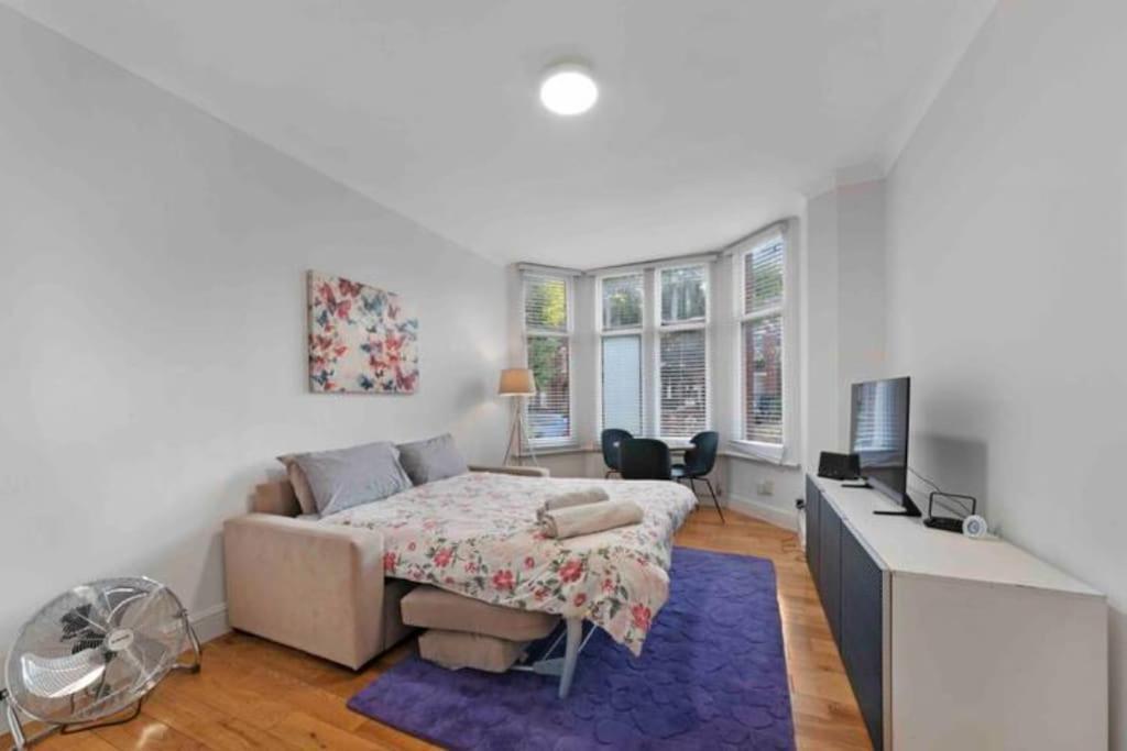 Large 2 Bed Acton Park Chiswick Londres