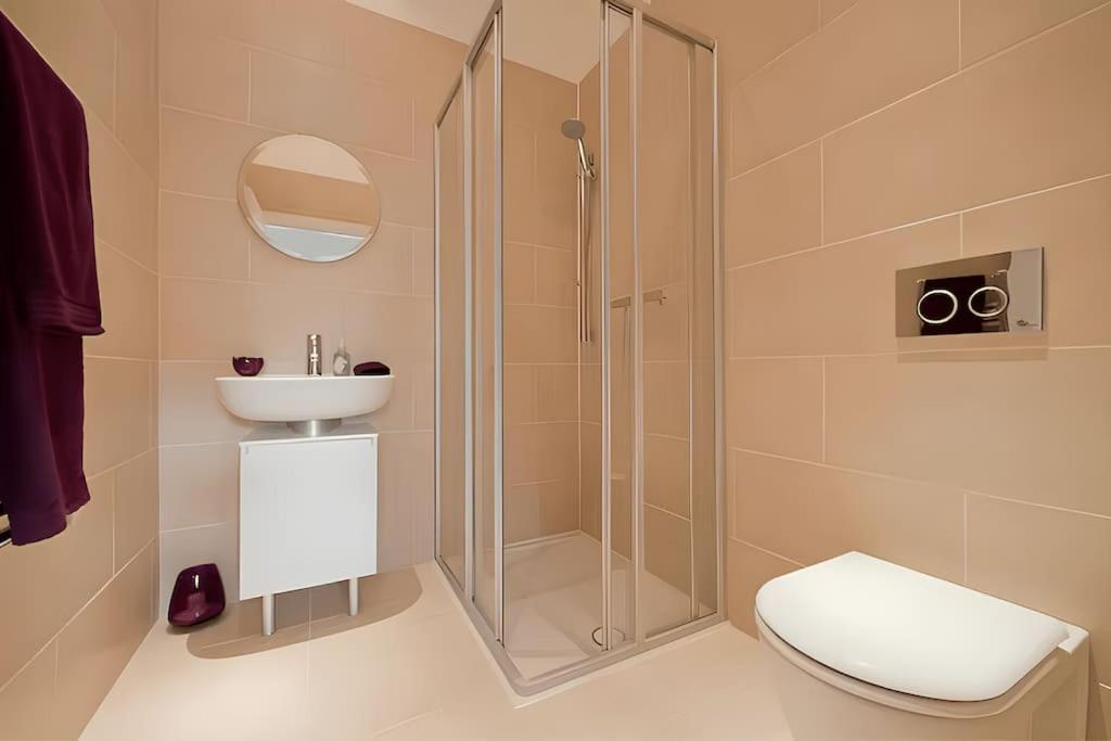 Luxury, Spacious 2 Bed Flat In Apartment