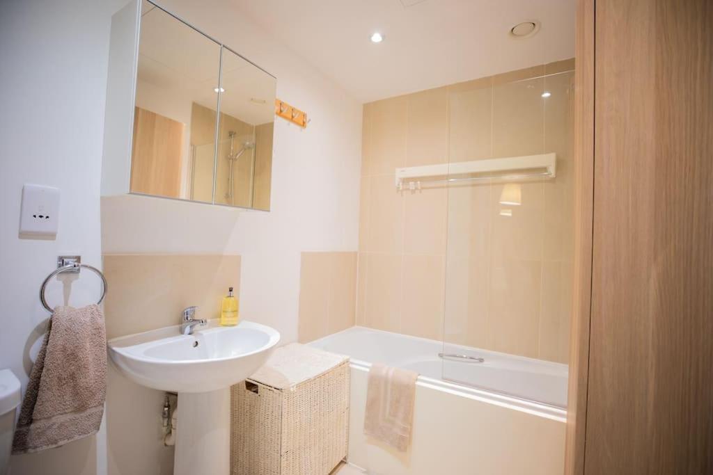 Apartamento Lovely 2 Bedroom Overlooking River Thames Londres
