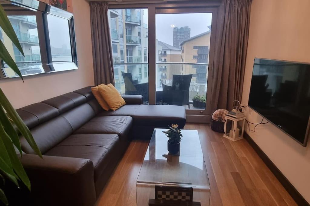 Lovely 2 Bedroom Overlooking River Thames Apartamento