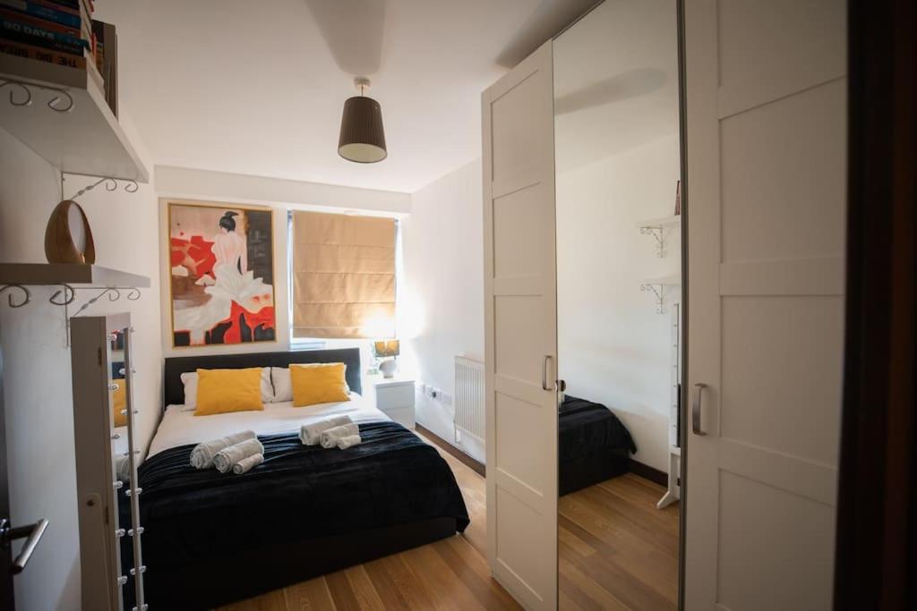 Lovely 2 Bedroom Overlooking River Thames Apartamento *