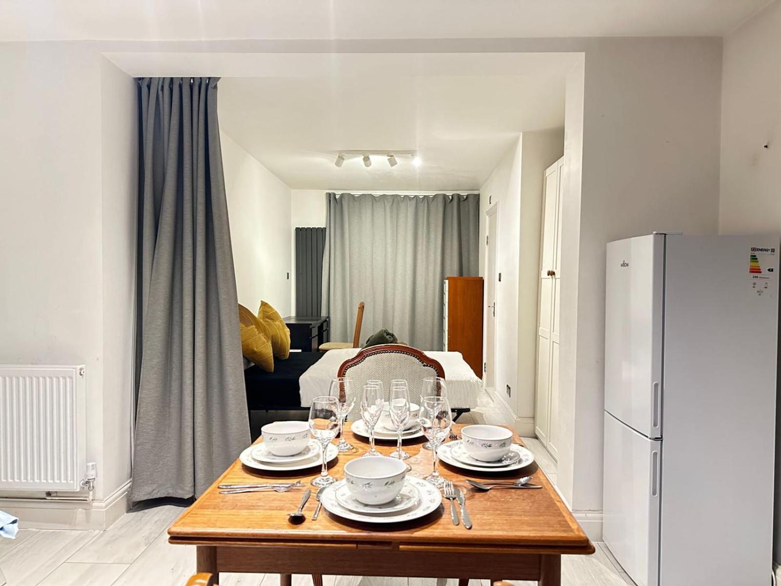 Large Studio With Extra Sofa Bed And Private Bath Plus Kitchen Canary Wharf 1 Apartamento *