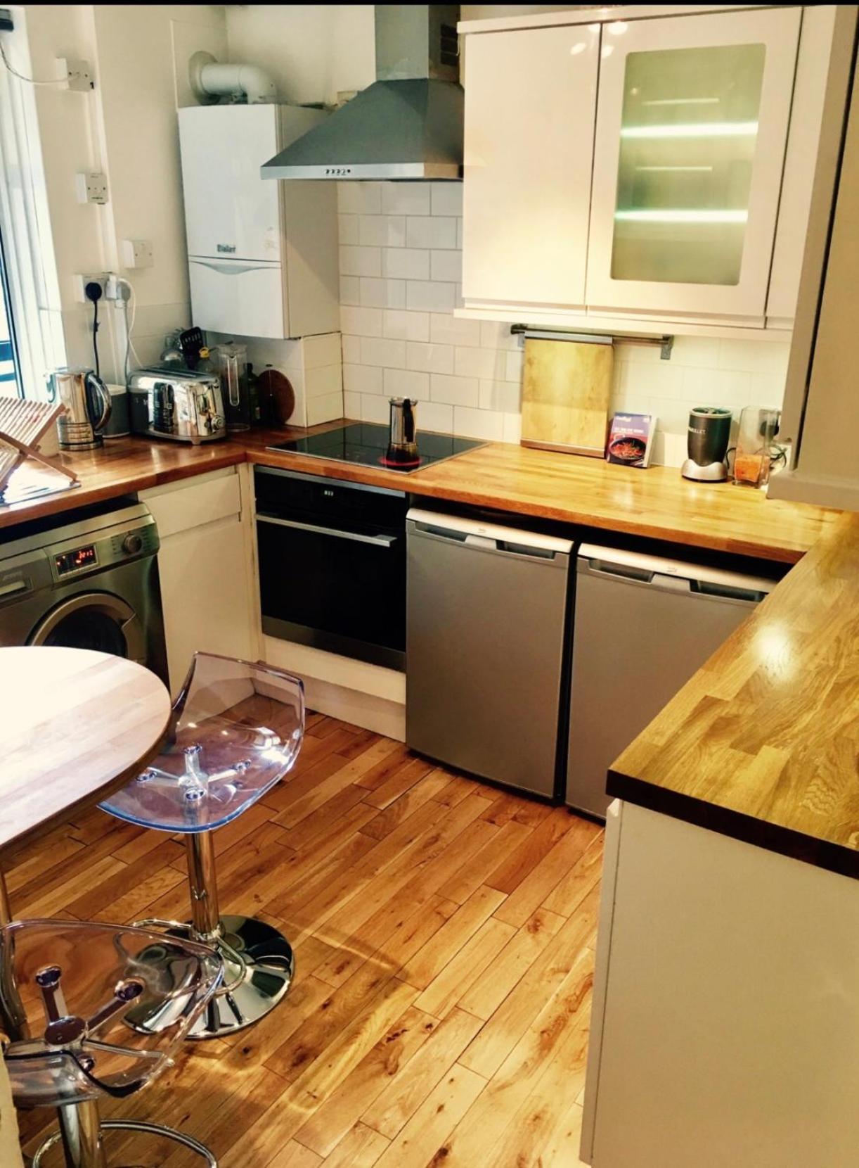 Waterloo - Private In Shared Homestay *