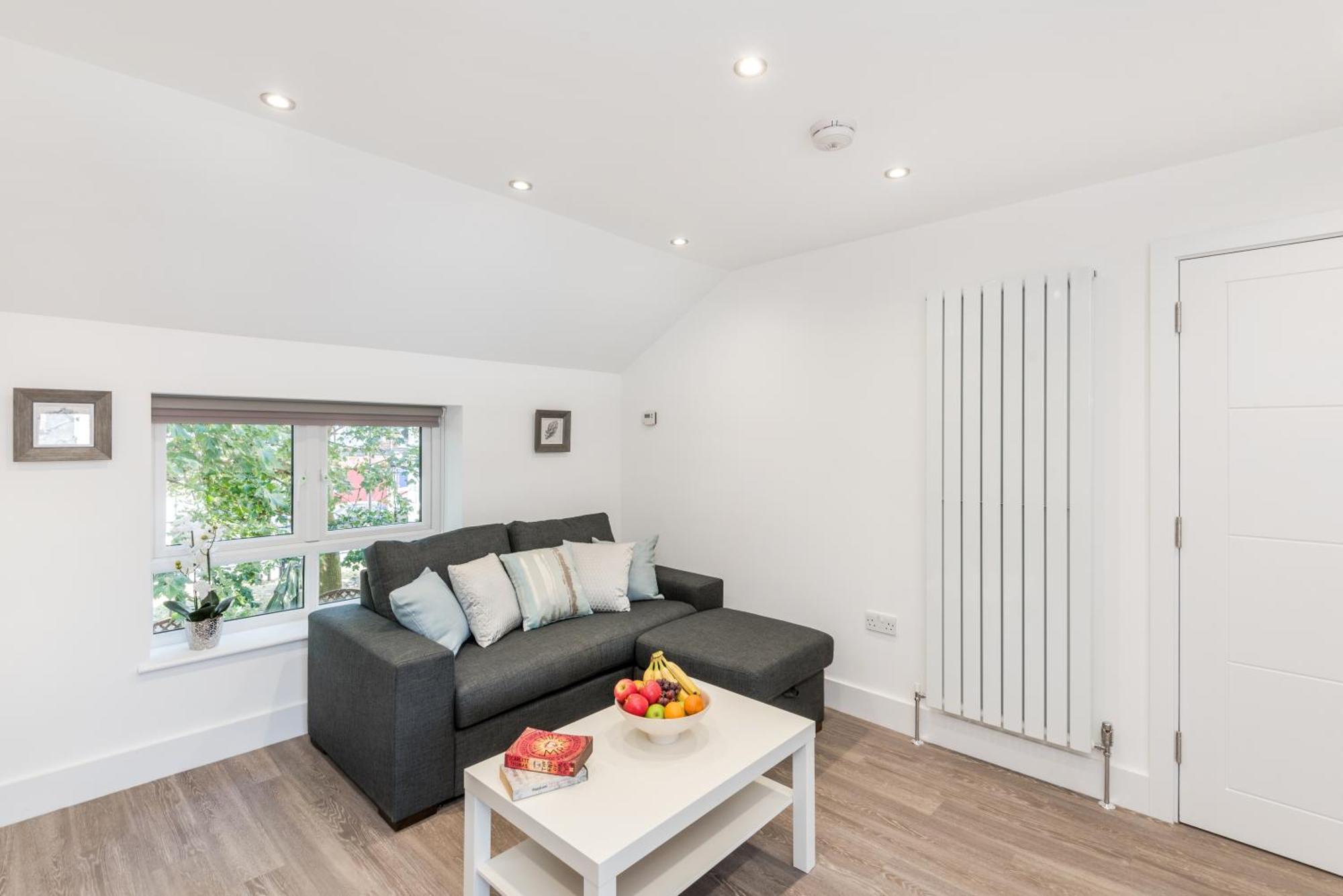 Modern 2 Bed By Livestay Short Lets & Serviced *