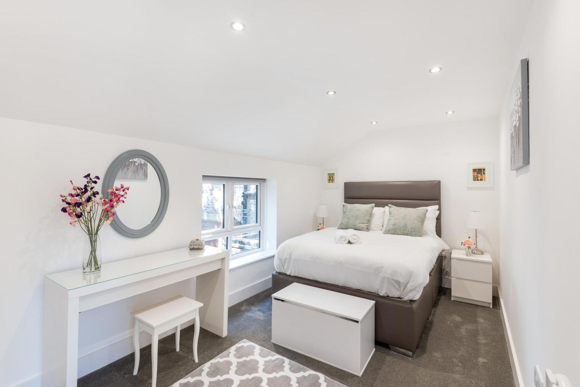Modern 2 Bed By Livestay Short Lets & Serviced * London