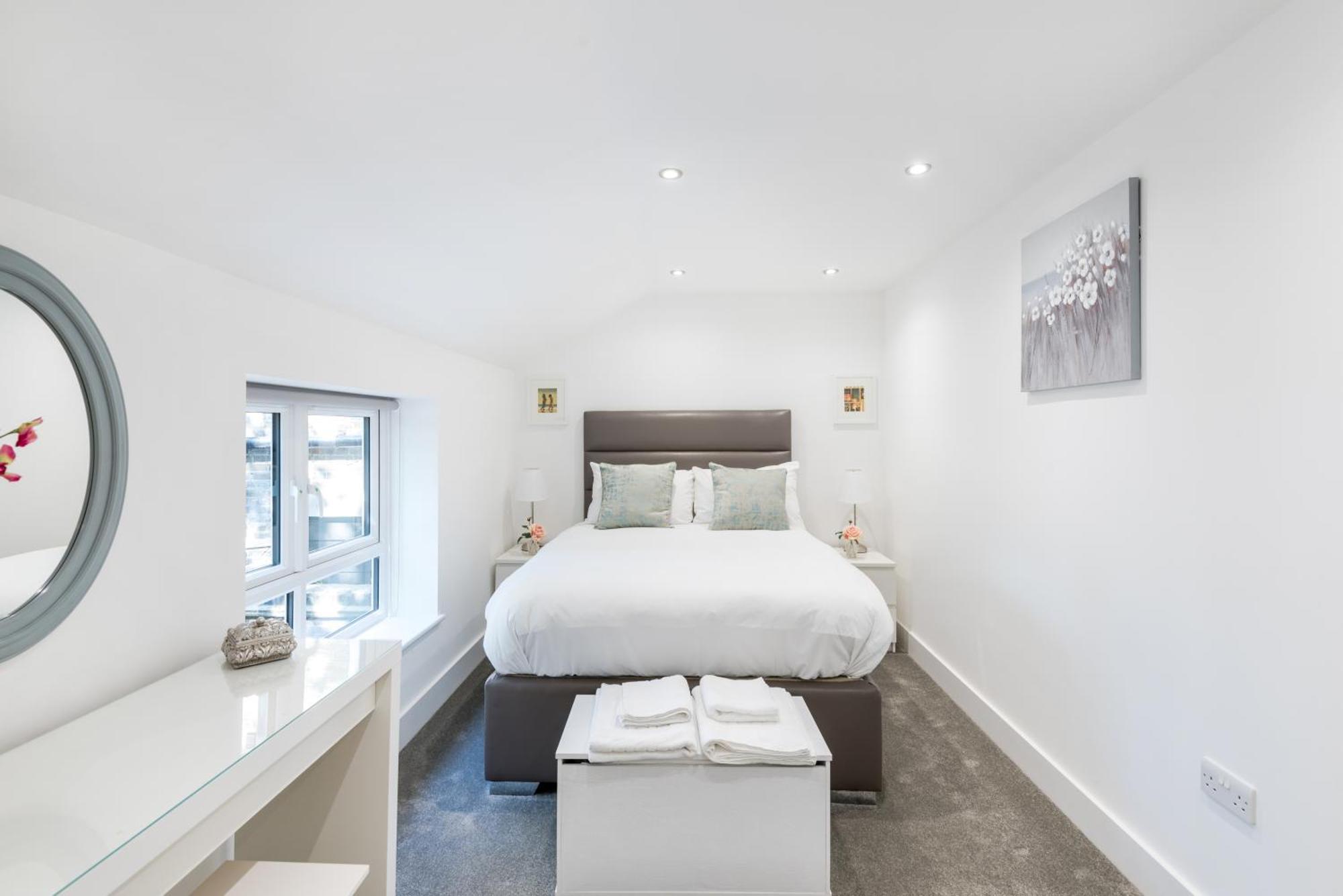 Modern 2 Bed By Livestay Short Lets & Serviced