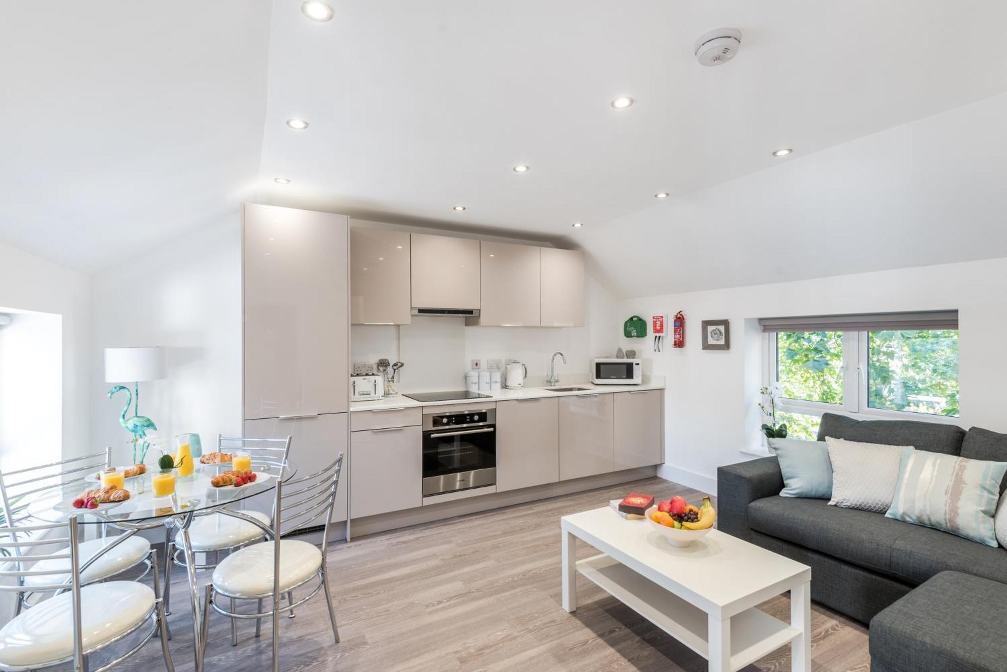 Modern 2 Bed By Livestay Short Lets & Serviced Apartment
