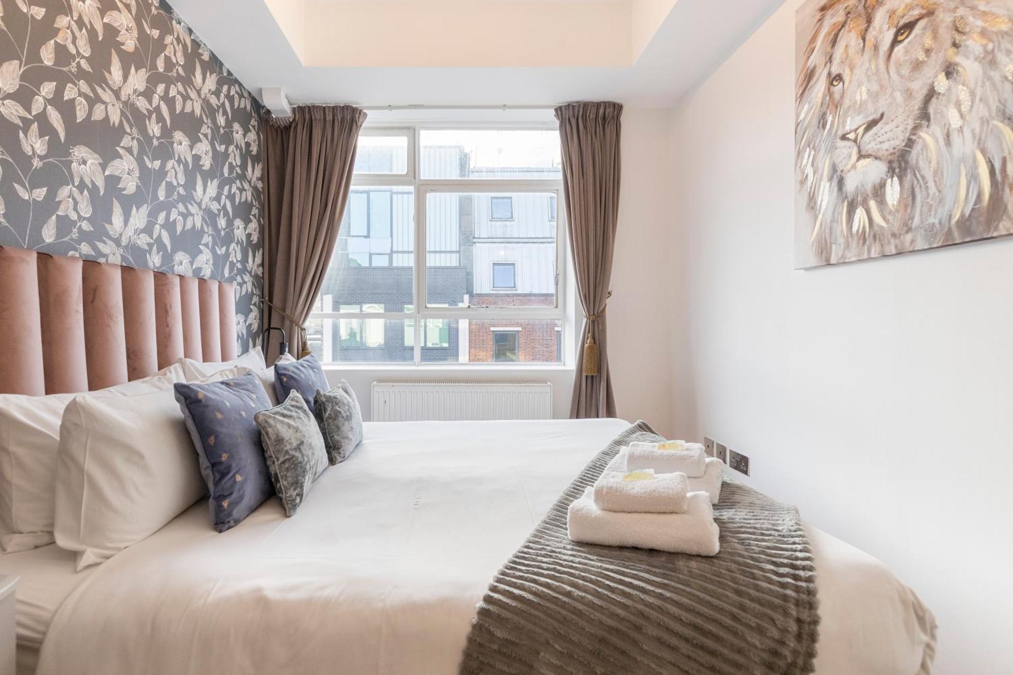 Central Located In City Of - Farringdon Station * Londen