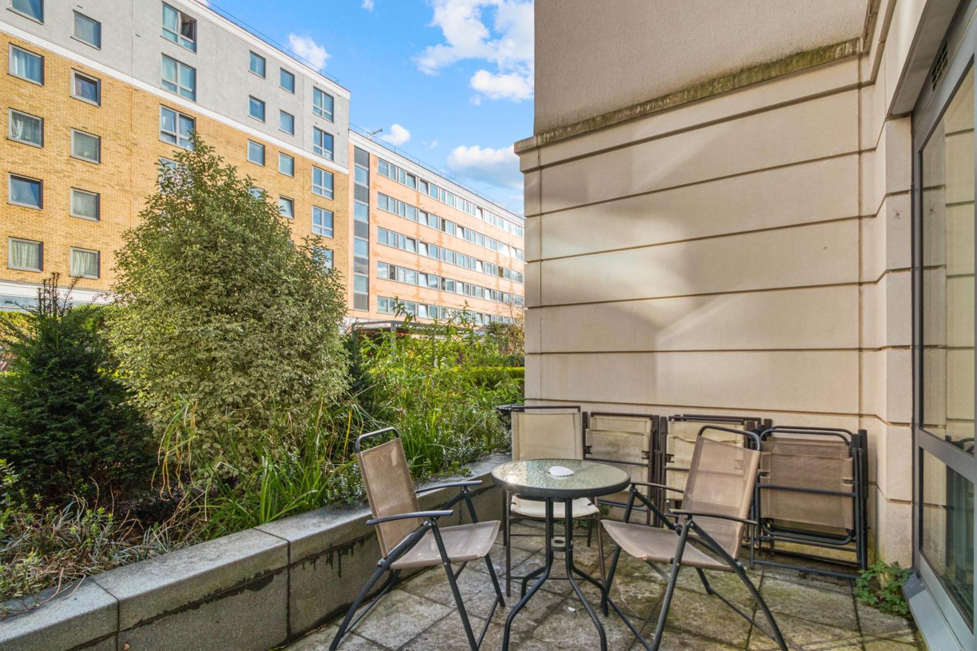 Modern Chic Studio Chelsea Apartment London