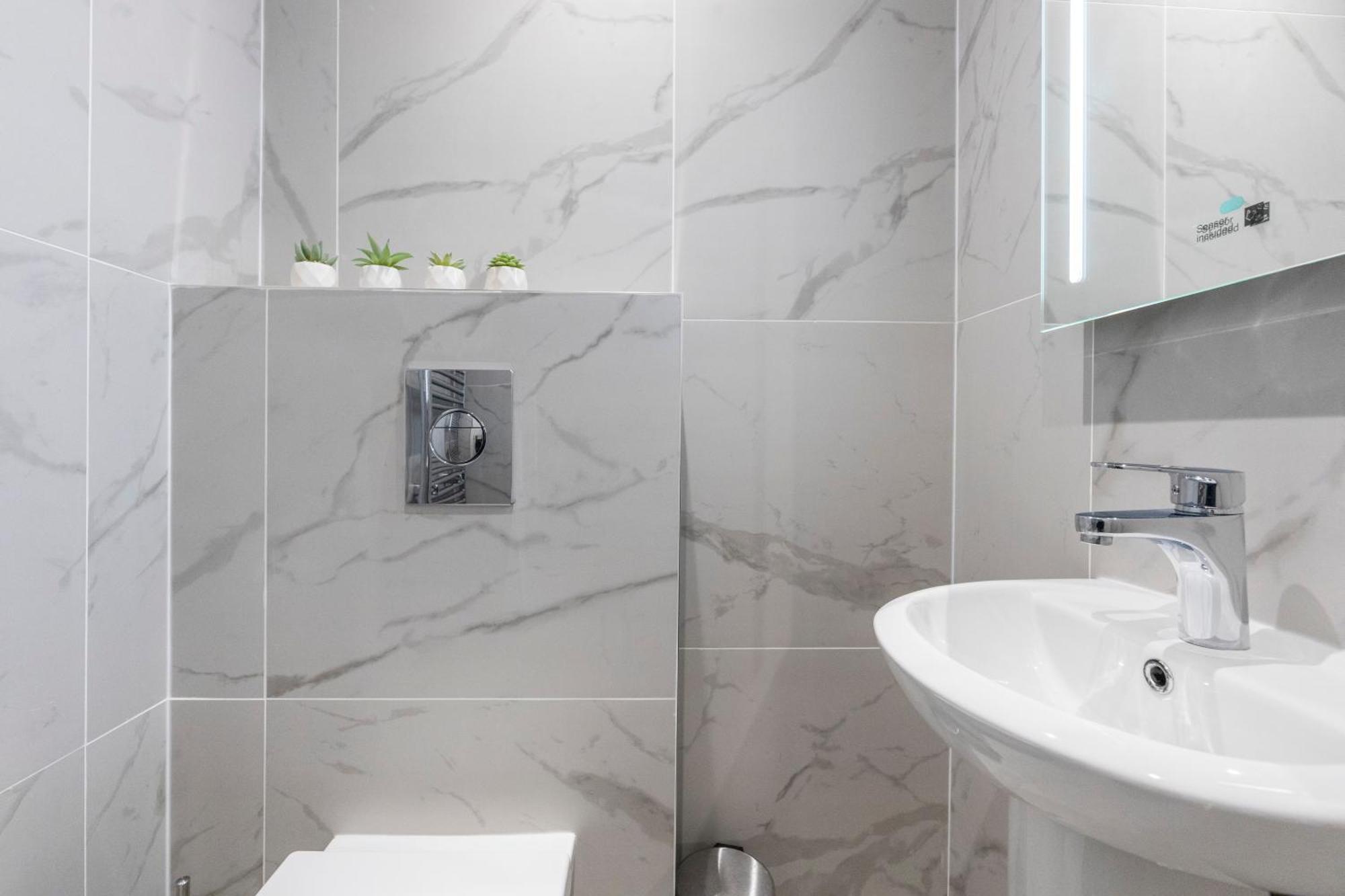 Luxurious 2 Bedroom - - Location