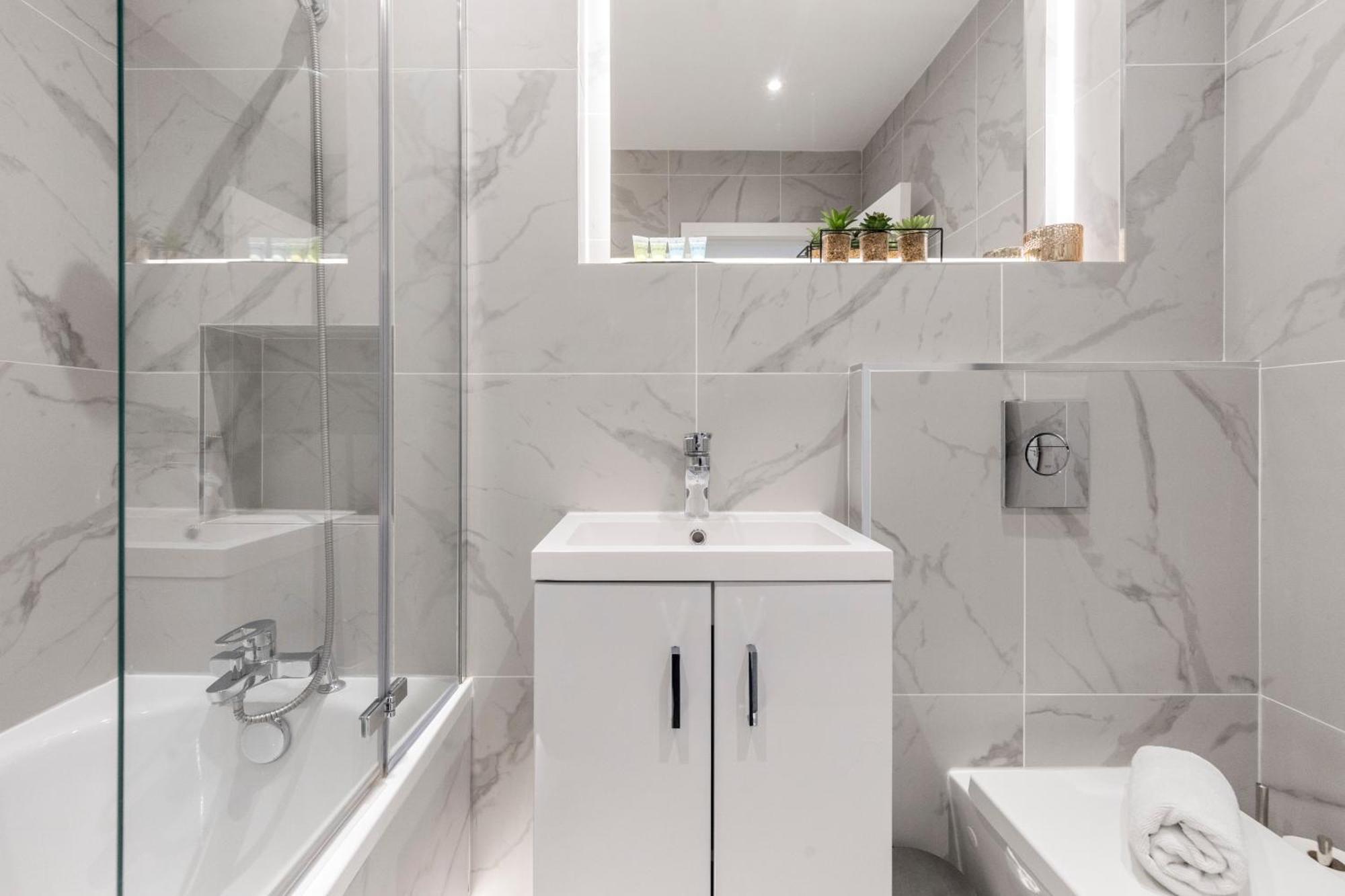 Luxurious 2 Bedroom - - Location * Londres