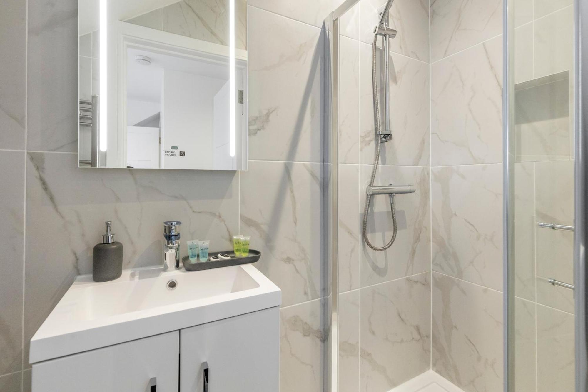Luxurious 2 Bedroom - - Location *