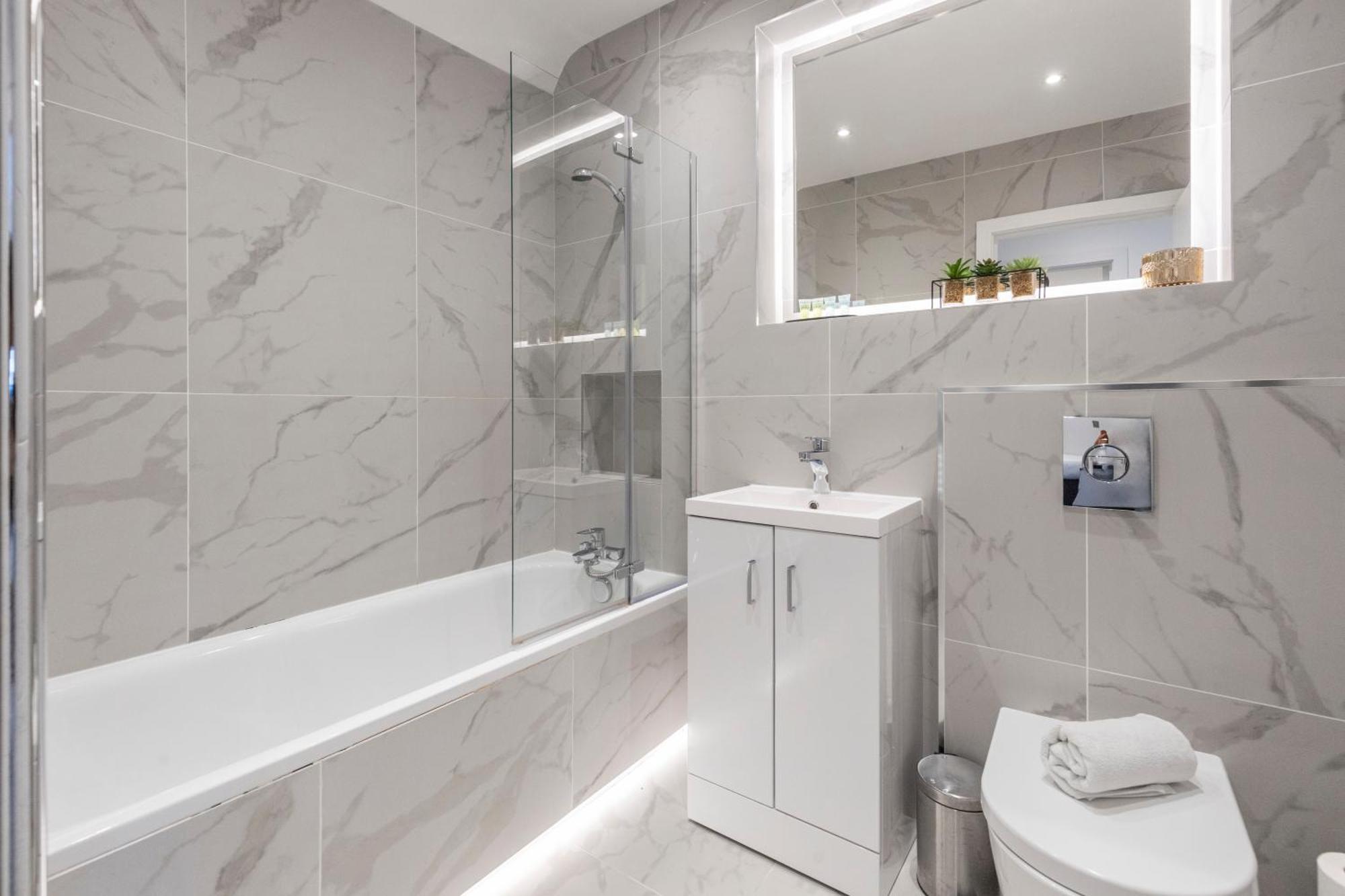 Luxurious 2 Bedroom - - Location