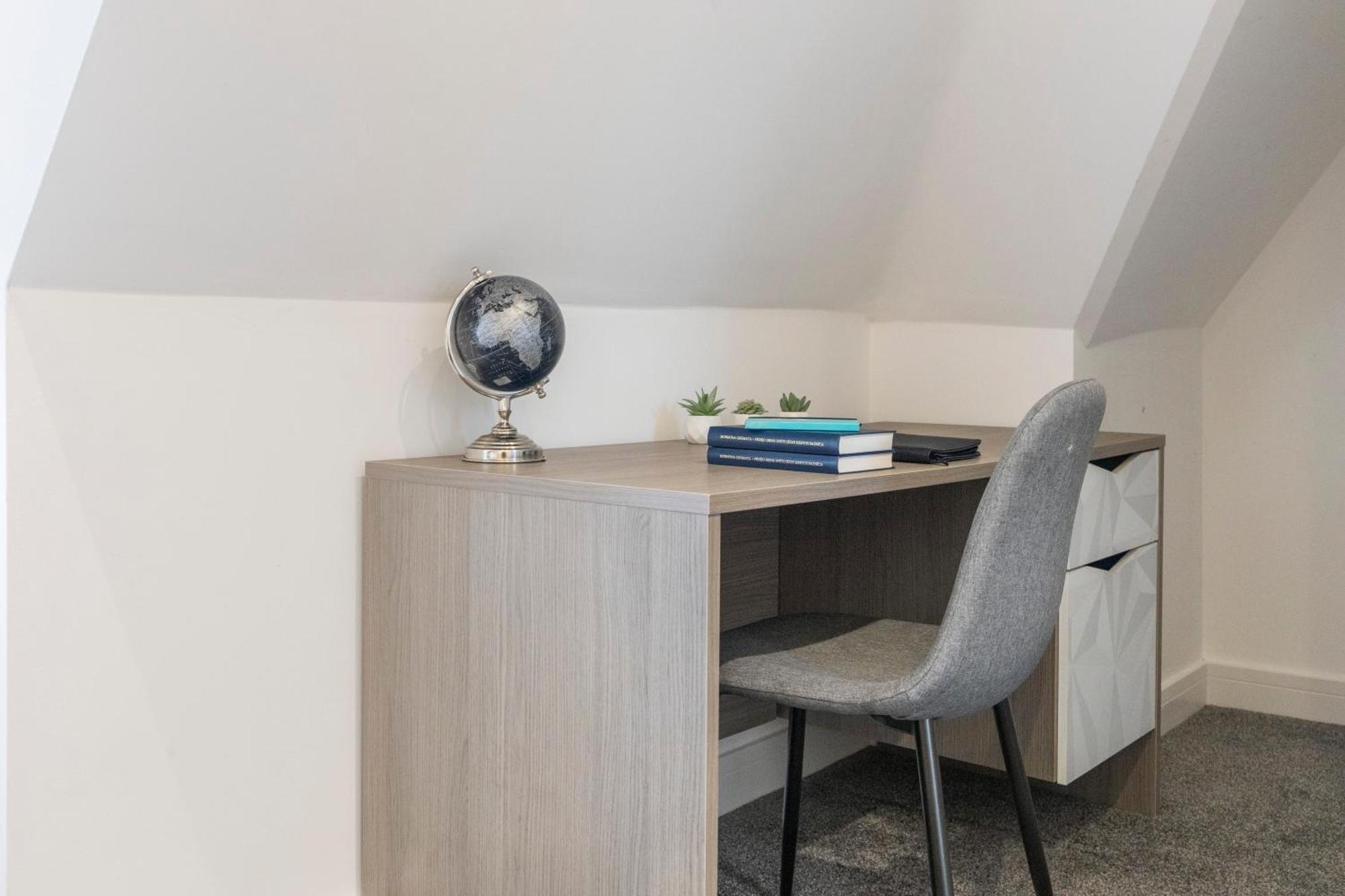 Luxurious 2 Bedroom - - Location *