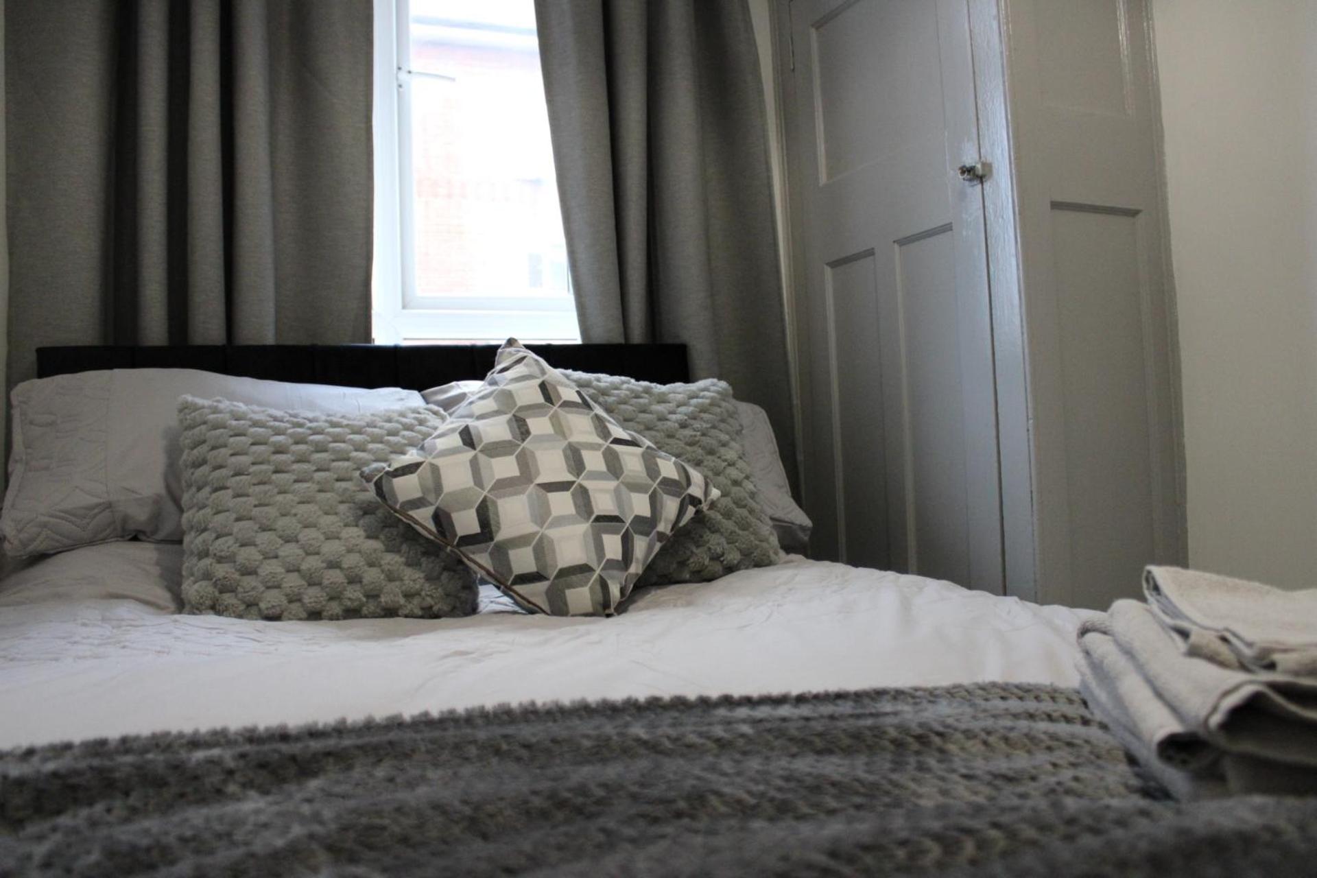 Clapham Common 3 Bed Apartment *