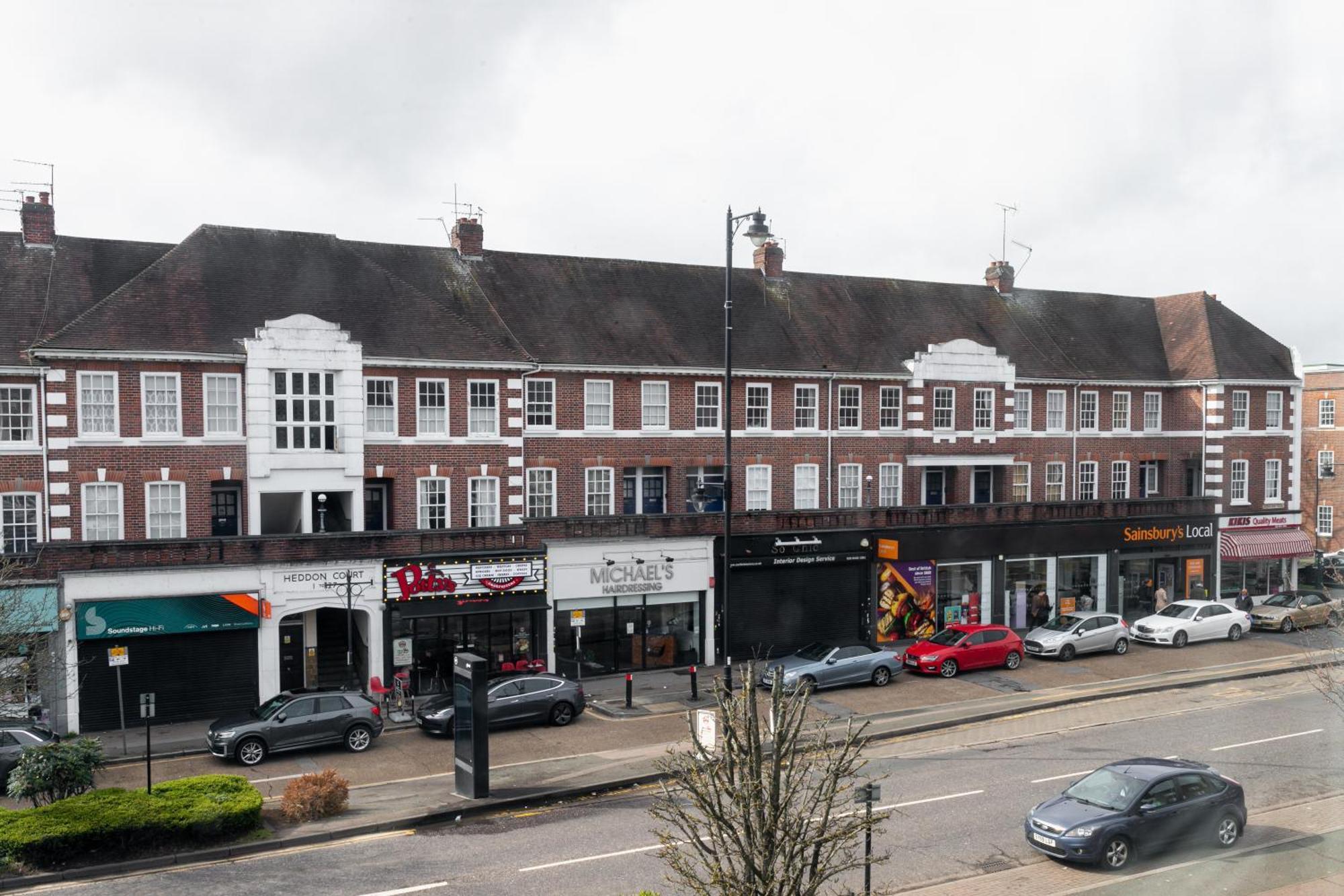 Skyvillion - Cozy Large 4 & 1 Bed In Enfield, Mins To Tube Station, Free Wi-fi